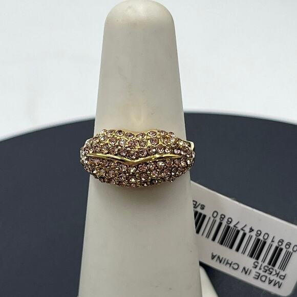 J. Crew Pink Pave Kiss Lips Gold Tone Ring Sz 5 New - Picture 1 of 15